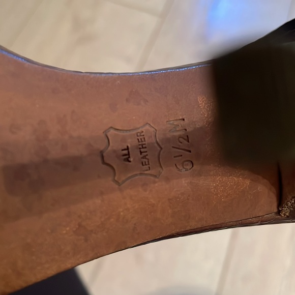 TORY BURCH Teagan Stingray Brown Leather Caged T Strap Sandals Heels Sz 6.5 - Picture 9 of 12